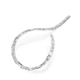 Collar rígido con caída central, con cristales blancos talla octogonal engarzados en montura plateada con baño de rodio.