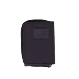 Billetera negra con cierre de cremallera y logo en relieve en la esquina inferior derecha.