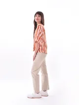 Blusa blanca de mangas cortas, con cuello redondo y abotonada al frente.