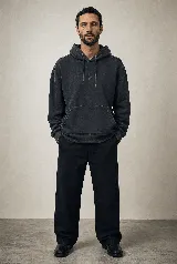 Hoodie de algodón color negro carbón con efecto garment washed, capucha con cordones ajustables y un sutil bordado en el pecho.
