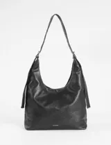 Cartera hobo negra de cuero sintético con costuras blancas decorativas y múltiples cierres diagonales en el frente. Tiene una correa de hombro ajustable.