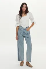 Pantalón jean recto color celeste con detalles de contraste en un tono de denim más oscuro en los laterales.