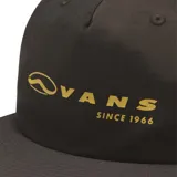 Gorra Vans color marrón oscuro con logo de la marca bordado en dorado en el frente.