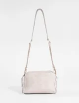 Bandolera negra de cuero vegano con correa ajustable y cadena lateral removible. Presenta un bolsillo frontal con doble cierre horizontal y un logo metálico cuadrado en la parte superior central.