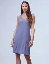 Conjunto de fiesta marca RM Richards, compuesto por vestido corto azul marino de seda fría con apliques bordados y chaqueta de seda fría con apliques bordados y mangas de microtul. El vestido tiene corte recto y largo a la rodilla. La chaqueta es abierta, con mangas 3/4 y largo a la cadera. El conjunto tiene forro interno a tono.