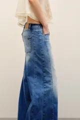 Jean Oxford Francine de tiro medio, confeccionado en denim azul con efecto deslavado y diseño de costuras verticales.