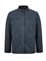 Chaqueta de hombre RKF modelo Laurenzo, color azul navy. Confeccionada en gabardina de algodón con spandex, presenta diseño acolchado romboidal en el frente, cuello alto, manga larga y cierre frontal oculto.