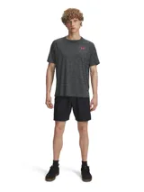 Short deportivo Under Armour de color negro, confeccionado en tejido ligero de secado rápido. Presenta el logo y nombre de la marca estampado verticalmente en color rojo sobre el lateral derecho, cintura elástica con cordón interno, bolsillos laterales y aberturas en el bajo.