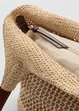 Bolso tote grande de tejido de fibra natural de papel, con doble asa larga de hombro en color marrón oscuro de poliuretano, detalles metálicos dorados y neceser interior de tela con cierre.