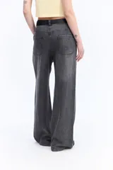 Jean wide leg de tiro alto y pierna amplia, con lavado suave y diseño clásico de denim.