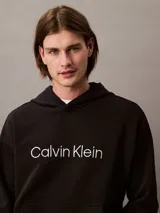 Buzo con capucha de Calvin Klein confeccionado en tejido de felpa de algodón. Presenta un diseño de corte relajado con bolsillo tipo canguro, puños y dobladillo acanalados, y el logo de la marca estampado en el frente.