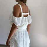 Conjunto de dos piezas compuesto por un top de tirantes con hombros caídos y un short con cintura elástica, confeccionado en tejido de punto con textura acanalada.