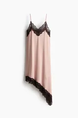 Vestido midi de satén rosado, de corte asimétrico con detalles de encaje negro en el escote y en el bajo. Cuenta con breteles finos y escote en V.