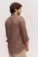 Camisa de lino color marrón mocha, de corte regular, con cuello clásico, mangas largas y cierre frontal con botones al tono.
