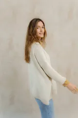Buzo tejido en hilo de algodón, de corte holgado con hombros caídos y diseño de ochos en el frente.