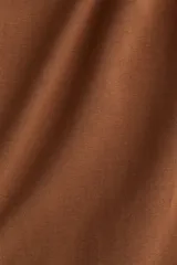 Pantalón marrón de punto de algodón suave, con cintura ancha plegable y perneras rectas ligeramente acampanadas.
