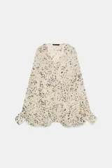 Top de Zara Woman Collection con escote en pico y mangas largas abullonadas con puños. Presenta un cierre frontal con botones y un diseño holgado con estampado de manchas.
