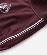 Saco deportivo Get Over de cuello alto con cierre frontal por cremallera. Presenta diseño en color bordó con rayas laterales contrastantes en los hombros y mangas, puños y bajo con acabado en rib, y estampa localizada en el pecho.