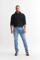 Pantalón de jean celeste, corte slim fit, con bolsillos delanteros y traseros.