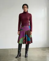Falda midi de corte evasé con estampa exclusiva de formas orgánicas en tonos magenta, verde, turquesa y tierra. Confeccionada en tejido jersey suave y flexible, presenta una cintura alta entallada y una caída fluida.