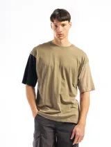Remera de algodón color beige con mangas cortas combinadas en negro y marrón claro, de corte oversized.