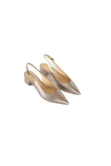 Zapato tipo slingback color peltre metalizado, con punta fina y taco cuadrado bajo. Presenta una tira ajustable con hebilla en el talón.