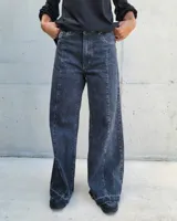 Pantalón de jean estilo wide leg con costuras verticales frontales, tiro alto y bolsillos laterales.