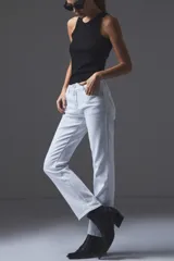 Pantalón de jean blanco de corte recto, tiro medio y diseño clásico con bolsillos traseros.