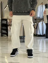 Pantalón de jean cargo color azul, con bolsillos laterales con solapa en los muslos, corte recto y holgado.