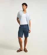 Bermuda cargo para hombre en sarga gris oscuro, con bolsillos laterales con solapa y cierre de botón y cremallera.