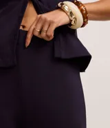 Pantalón pantalona femenino Marfinno de corte amplio y fluido, confeccionado en tejido acanalado con textura vertical y cintura elástica.