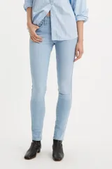 Jeans Levi's modelo 311 Shaping Skinny de tiro medio y corte ajustado. Confeccionados en denim stretch con tecnología de modelado y compresión abdominal, presentan un tono celeste claro con acabado suave.