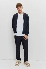 Pantalón de vestir negro, de corte recto y calce cómodo, con bolsillos laterales.
