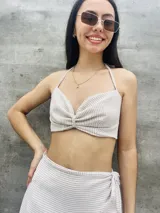 Top con estampado animal print de leopardo, con tirantes finos que se atan en el cuello y la espalda.