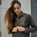 Camisa de cuero ovino color marrón oscuro, de corte clásico con cuello y botones.