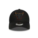Gorro New Era negro con logo de los Chicago Bulls bordado en naranja en el frente y logo de New Era bordado en el lateral.