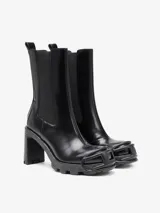 Bota Chelsea negra de cuero con tacón alto y suela gruesa dentada. Presenta un protector de puntera Oval D en poliuretano termoplástico.