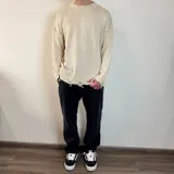 Sweater de tejido de punto color blanco, con diseño de cuello redondo y detalles de roturas desgastadas en el cuello, puños y ruedo.