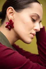 Par de aros colgantes con forma de flor grande, color negro.