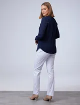 Blusa azul marino de gasa marca Zac & Rachel, con cuello a la base y escote en V. Manga larga regulable con presilla y botón. Aplique de puntilla en hombros.