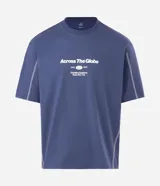 Remera de algodón color azul con corte boxy, cuello redondo y mangas cortas. Presenta una estampa frontal con lettering en color blanco y costuras decorativas en contraste a lo largo de las mangas.