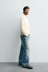 Sweater de punto perlado en color gris, con diseño relaxed fit, cuello redondo y manga larga. Cuenta con acabados en rib en cuello, puños y dobladillo.