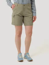 Pantalón cargo desmontable color verde sage, de corte recto y tiro medio. Cuenta con bolsillos laterales tipo cargo, cierre de botón y tecnología de tejido elástico con protección UV.