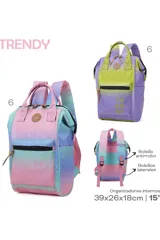 Mochila con diseño degradado en tonos verde y lila, con bolsillo frontal con cierre y asas regulables.