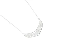 Gargantilla de plata 925 con dije en forma de media luna, engastado con piedras de luna en corte ovalado.