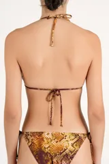 Top de bikini triangular con estampado de efecto piel de serpiente en tonos marrones y dorados, con delicados bordados de cuentas oscuras y detalle de flecos metálicos colgando en el centro.