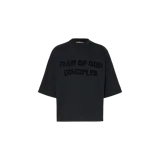 Remera negra de corte oversize de la marca Fear Of God, con cuello redondo y estampado frontal con el texto "Fear Of God Disciples" en tono oscuro.