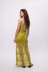 Vestido midi de tela semitransparente con acabado brillante en color verde esmeralda. Presenta un diseño con volados en los recortes, escote con cordón ajustable y breteles finos.