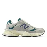Championes New Balance 9060, modelo U9060HMS, confeccionados en malla con refuerzos de gamuza en color gris, con detalles en verde oscuro y azul marino. Presenta entresuela esculpida de color crema y amortiguación ABZORB.