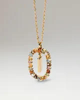 Collar de plata con baño de oro de 18k, con una cadena de eslabones y un dije circular pavimentado con circonias multicolor y una barra central con la letra I.